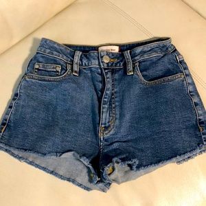 Aritzia Sunday Best jean shorts size 26